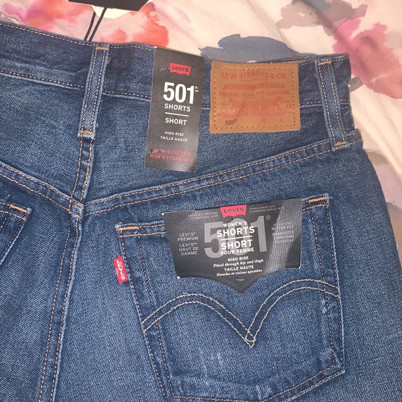 Levi High Rise 501 Jean Shorts - NWT - size 28 - Picture 3 of 5